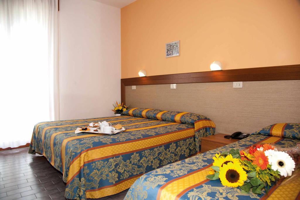 Hotel Bettina Лідо-ді-Єзоло Екстер'єр фото